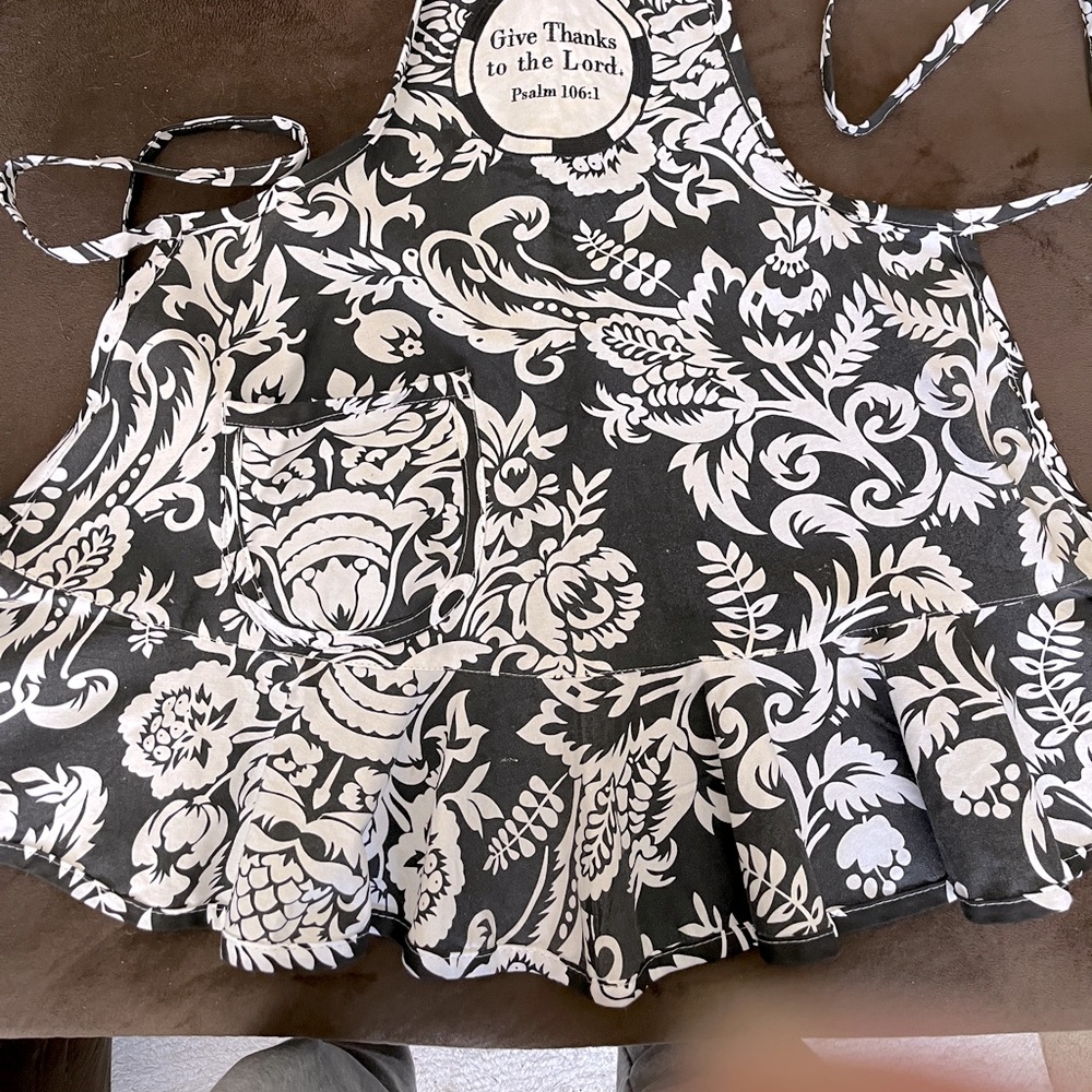 Cypress Home Apron. Lg Bottom Ruffle. Pocket. 100% Cotton.Embroidered. Floral.